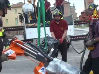 Sant'Agostino (FE) - Terremoto - Recupero lampadario di Italo Balbo dal Municipio 1 (04.06.12)