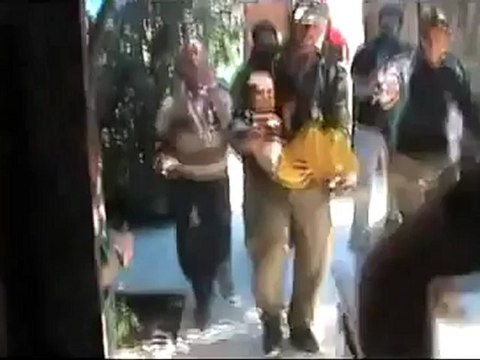 Syria فري برس حمص القصير الشهيد البطل عبد الله حصوة يسعف طفل Homs