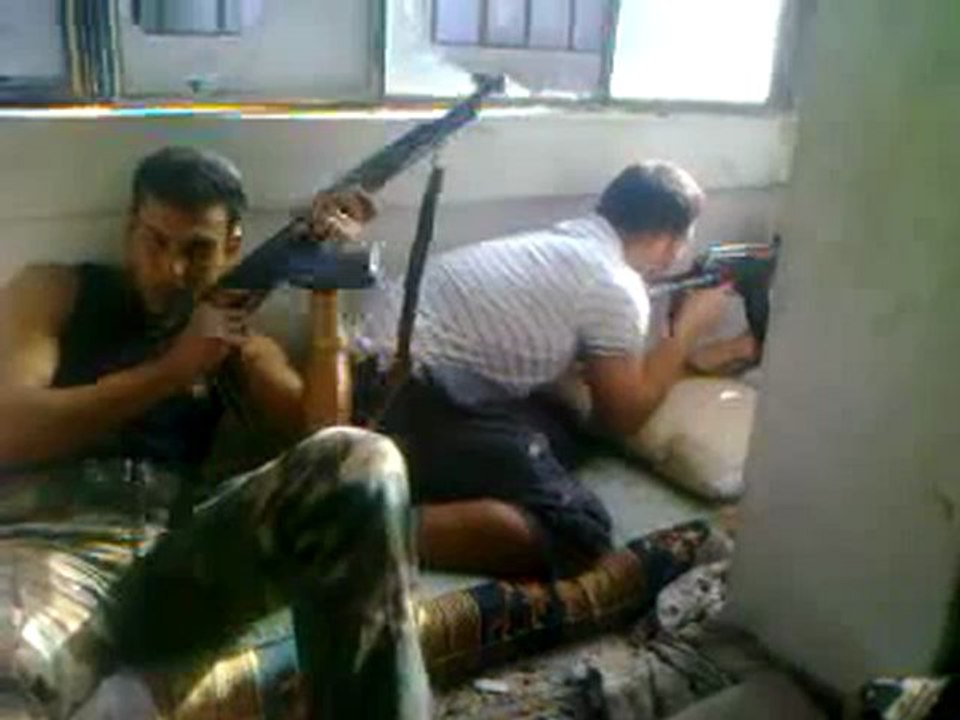 Syria فري برس مقطع مسرب لأحد عبيد الأسد وهو  ابن أحمد الخليل من قرية حورتة في محافظة حماه وهو يتسلى بإطلاق النار على المواطنين