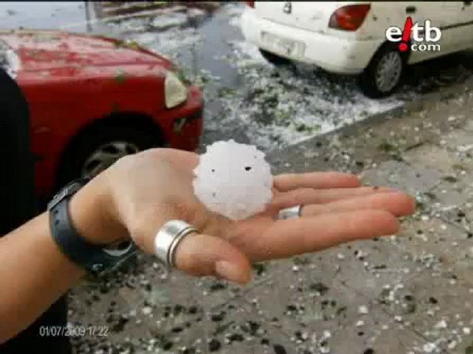 El granizo dejó impresionantes imágenes en Gasteiz