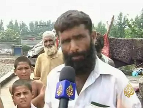 المتضررين من فيضانات باكستان يشكون غياب الحكومة