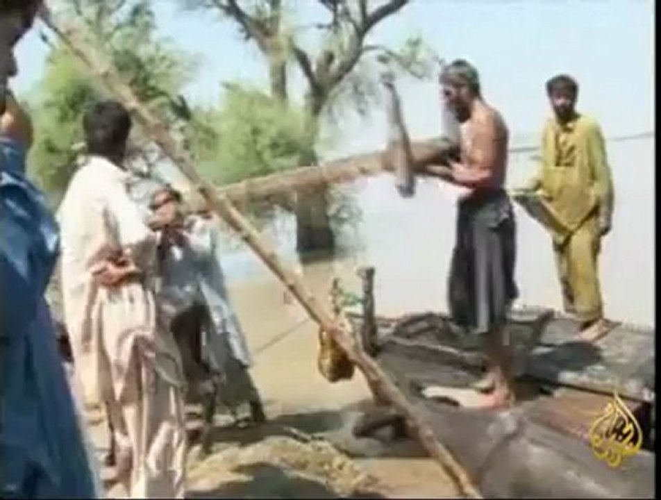 صعوبات جمة تواجه فرق الإغاثة في فيضانات باكستان
