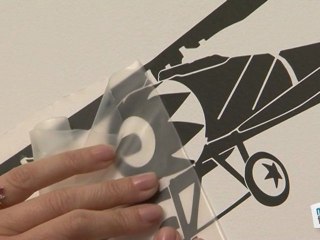Comment coller un sticker mural ?