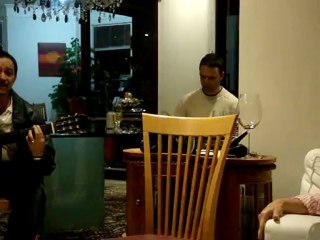 Vicente Telles cantando entre grande amigos