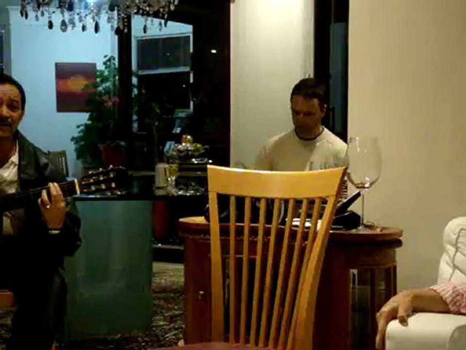 Vicente Telles cantando entre grande amigos