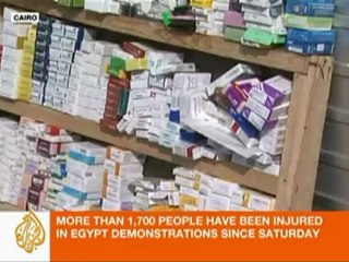 Egyptian protesters pull together to treat wounded