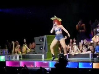 Η τούμπα της Rihanna στη σκηνή