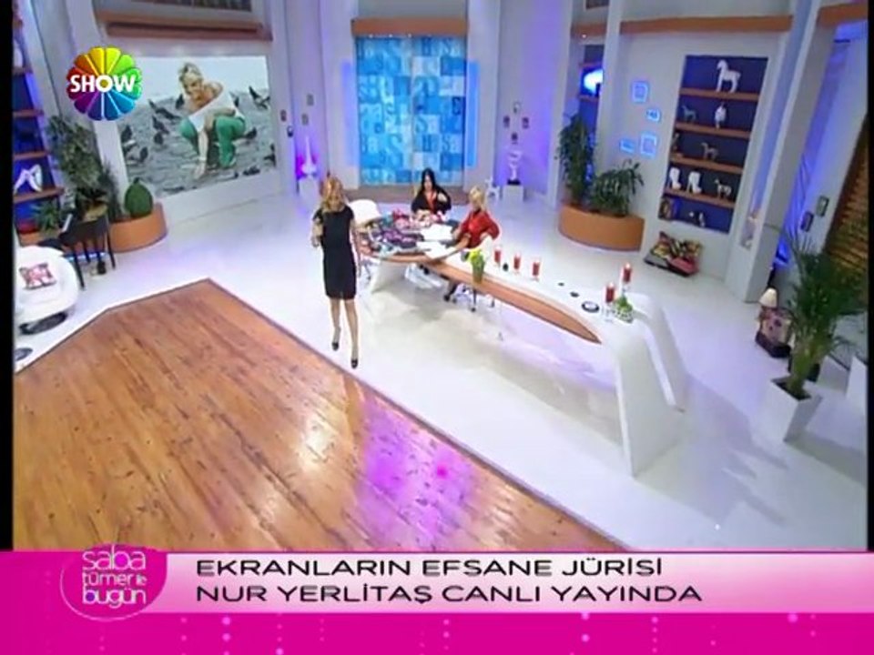 Reyhan Karaca - Yüzyıldır yalnızım şarkısını söylüyor