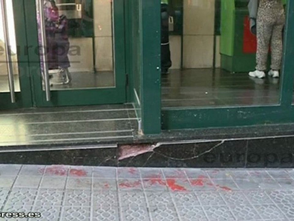 Encapuchados atacan negocios y bancos en Bilbao