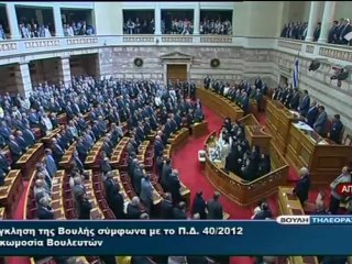 Un dirigente neonazi griego agrede a dos diputadas en directo en televisión