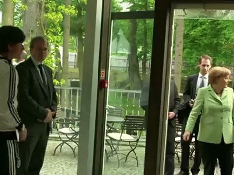 Merkel visits German Euro squad in Poland