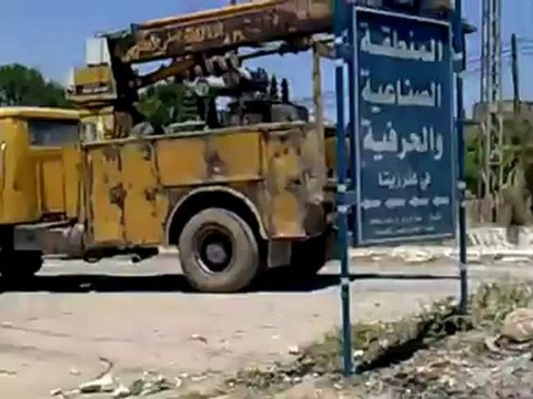 Syria فري برس حماة كفرزيتا عمال الكهرباء تحاول إصلاح ما خربته عصابات الأسد 7 6 2012 Hama