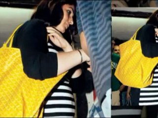 Twinkle Khanna shows her BABY BUMP