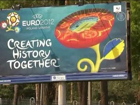 Варшава и Киев отвергают критику перед Евро-2012