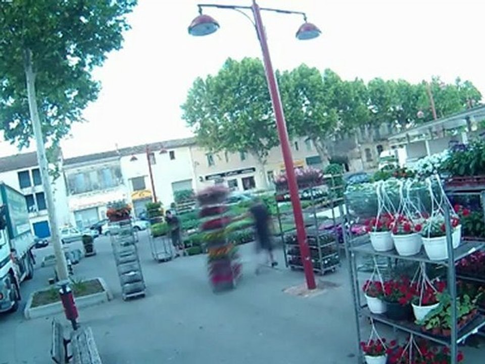 Petit déballage. Marché de Sommières