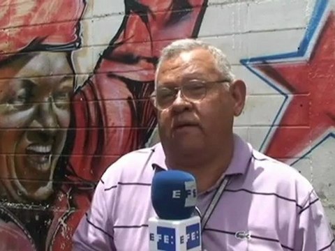 Un hinchable gigante venera a Hugo Chávez
