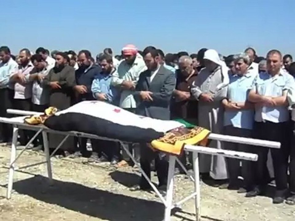 Syria فري برس  حلب  اعزاز الصلاة على الشهيد فاتح رشيد زعموط 7 6 2012 ج1 Aleppo