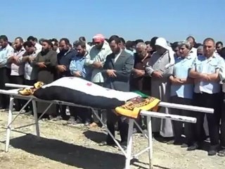 Syria فري برس  حلب  اعزاز الصلاة على الشهيد فاتح رشيد زعموط 7 6 2012 ج1 Aleppo