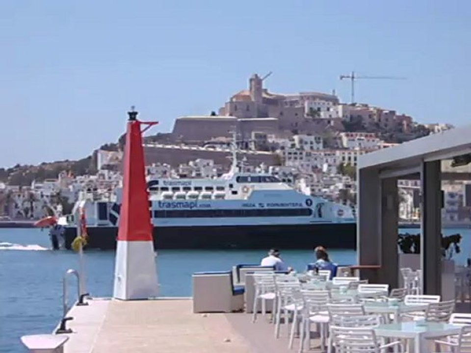 IBIZA MONDIALISTE le port : arrivée d'un yatch
