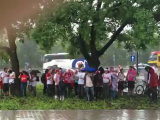 Βροχή έξω από το γήπεδο