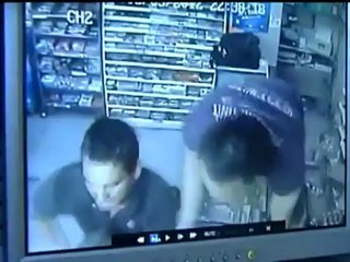 Un homme et sa femme défendent leur magasin