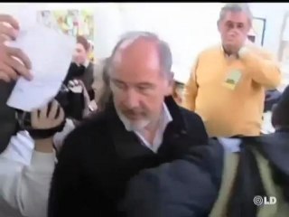 Rodrigo Rato, recibido con gritos y papeletas de D3M en un colegio electoral