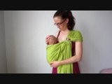 Installation d'un petit bébé en sling + allaitement