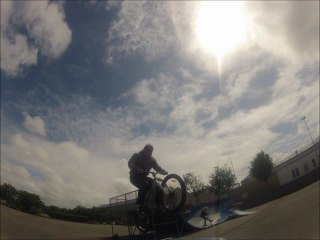 saut en vélo avec une gorpo