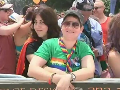 Gay Pride: Thousands gather to celebrate in Tel Aviv
