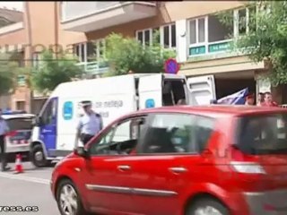 Tira a su mujer desde un duodécimo piso