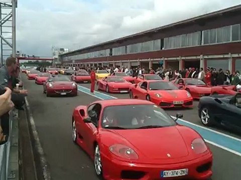 Départ de la parade Ferrari à Sport et Collection 1 2 et 3 juin 2012