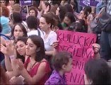 Yüzlerce Kadından Kürtaj Protestosu