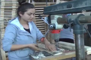 Kınalı ellerde şekilleniyor