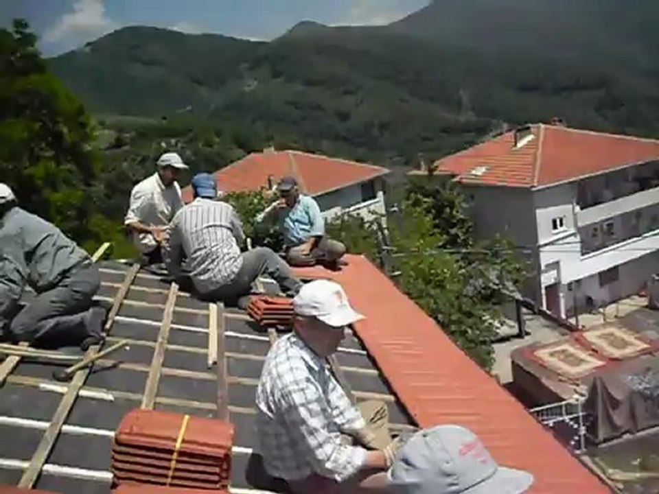 09.06.2012.Cami tadilatina devam ediliyor. kiremit dösenmesi. 011