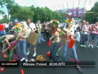 Des militantes du groupe FEMEN se dénudent... - no comment