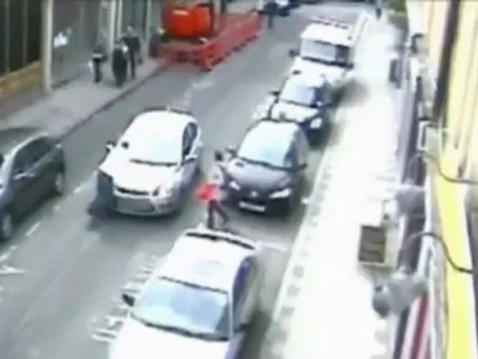 تفاصيل- شاهد فيديو..إمرأة تقود سيارة ورجل عالق بمقدمتها -