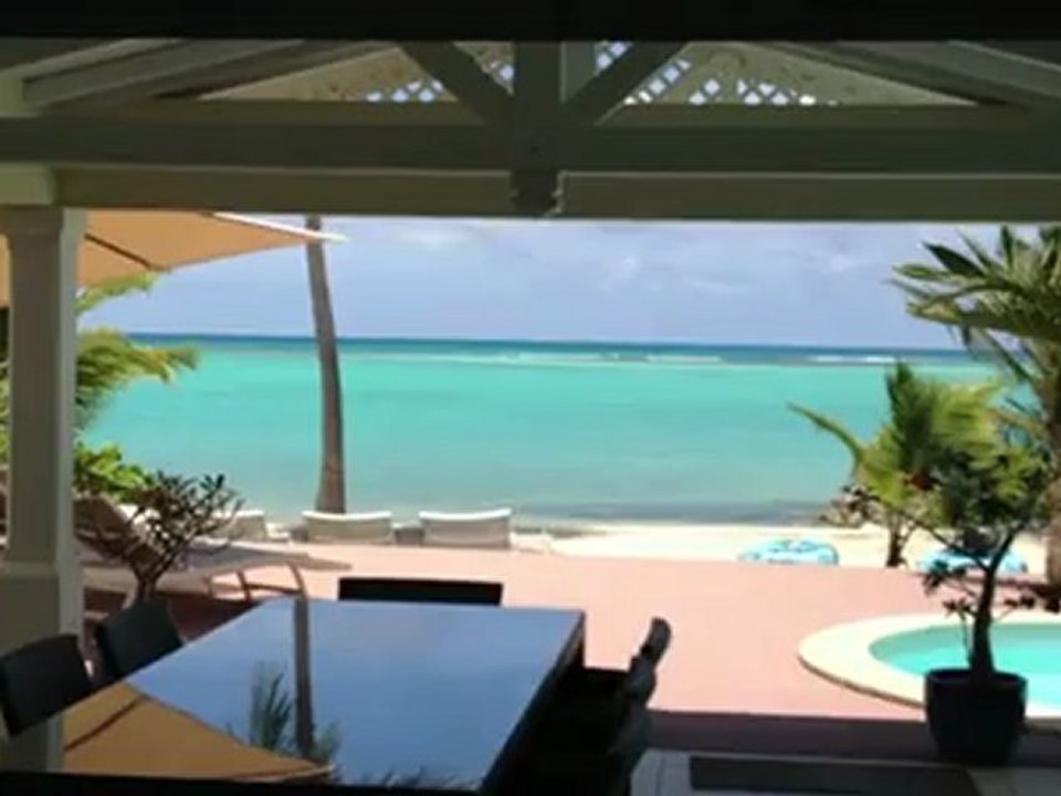 Le salon de la Villa Pura Vida le luxe en Front de mer Guadeloupe