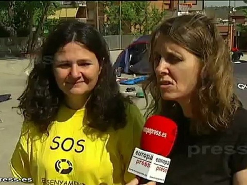 Familias acampan en un colegio contra los recortes