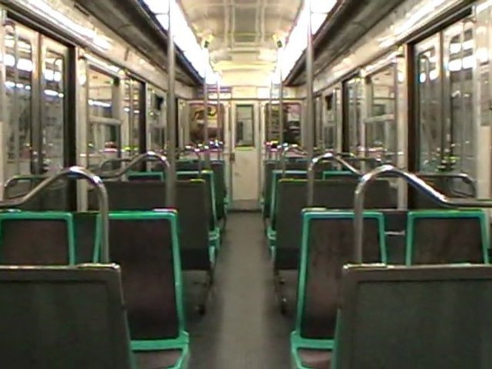 Aménagement intérieur d'une rame MF67 sur la ligne 3bis du métro parisien