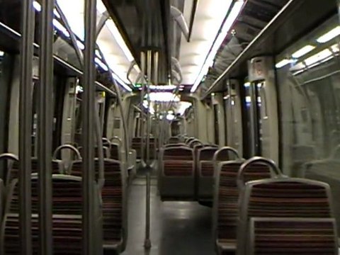 Aménagement intérieur d'une rame MF2000 à la station Porte Dauphine sur la ligne 2 du métro parisien