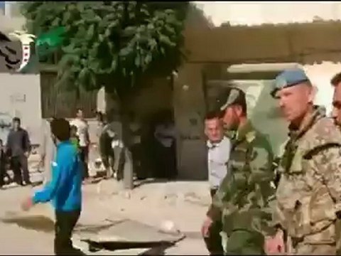 Syria فري برس حماة كفرزيتا لجنة المراقبين على آثار الدمار الموجود وبرفقة ضباط الجيش السوري الحر 09 06 2012 Hama
