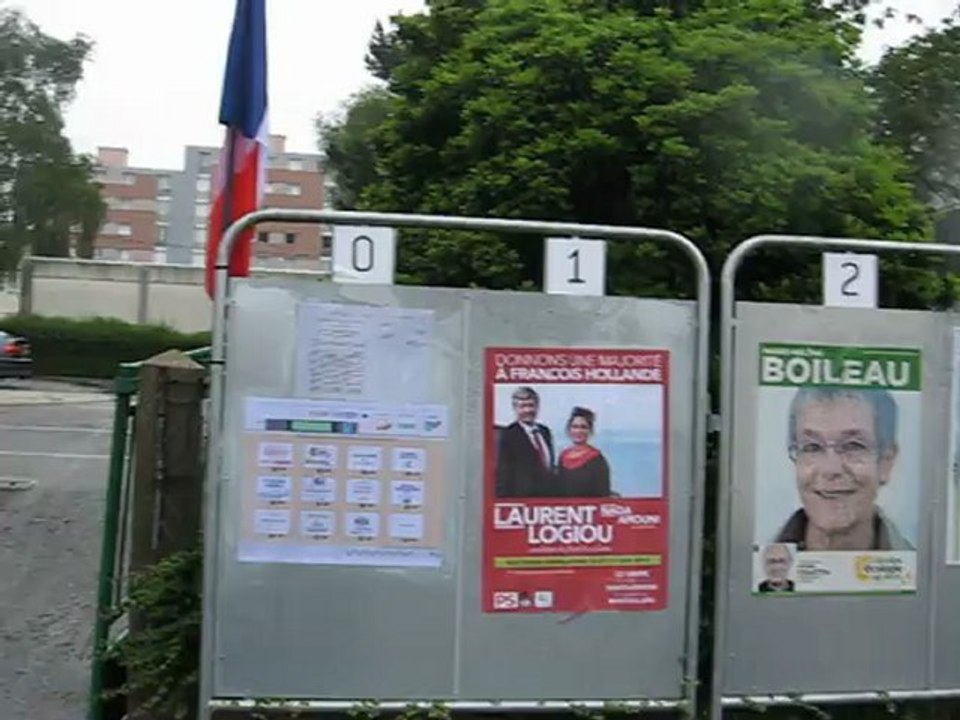 VOTONS  A BLEVILLE  SOUS  LA  PLUIE
