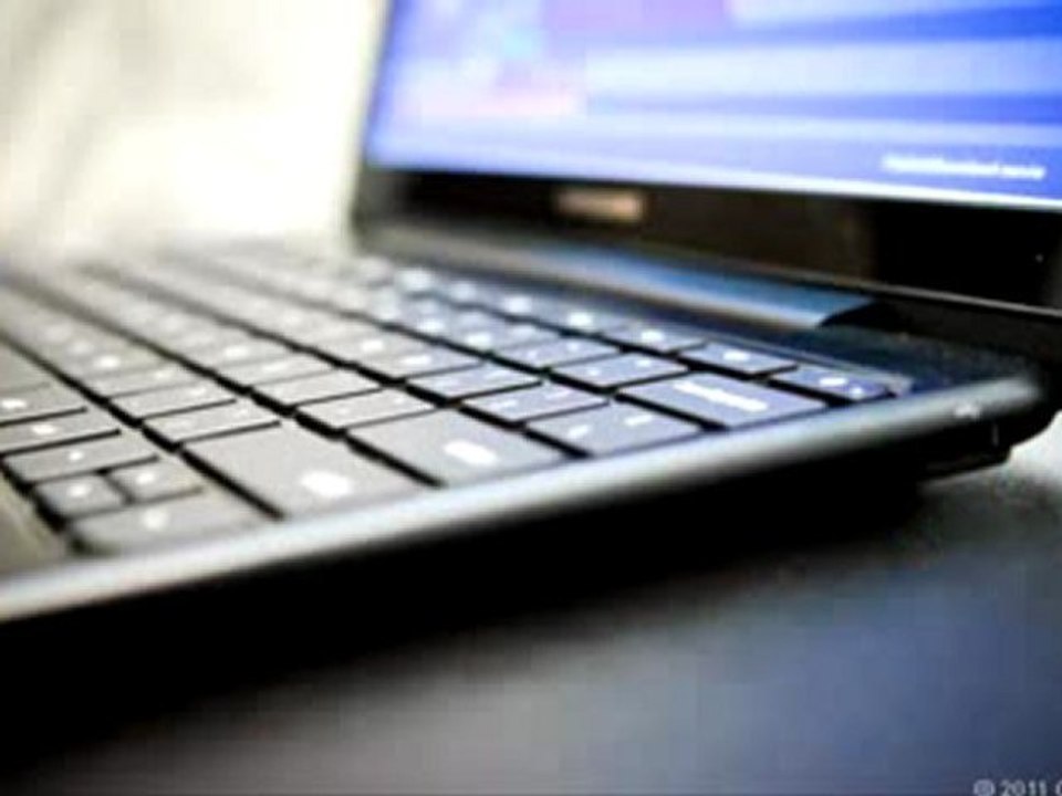 BEST BUY Samsung Series 9 NP900X4C-A01US 15.0-Inch Laptop (Titan Silver)