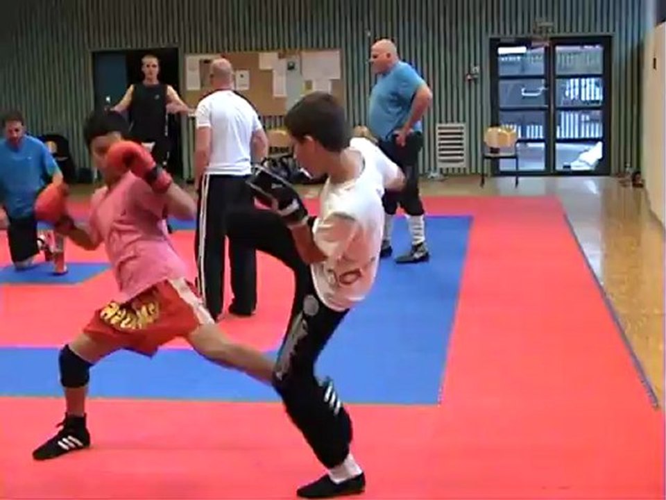savate boxe française du mont-blanc   : atelier technique gant bleu B.F