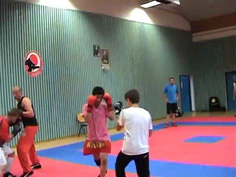 savate boxe française du mont-blanc : assaut libre, gant bleu B.F