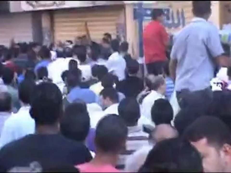ثلاثة بلطجية يقتلون جوهرجى وأهالى المنطقة يحتجزون ضابط الشرطة إعتراضاً على إلقاء القبض على المتهم