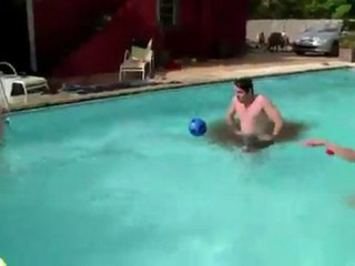 Pet foireux dans une piscine