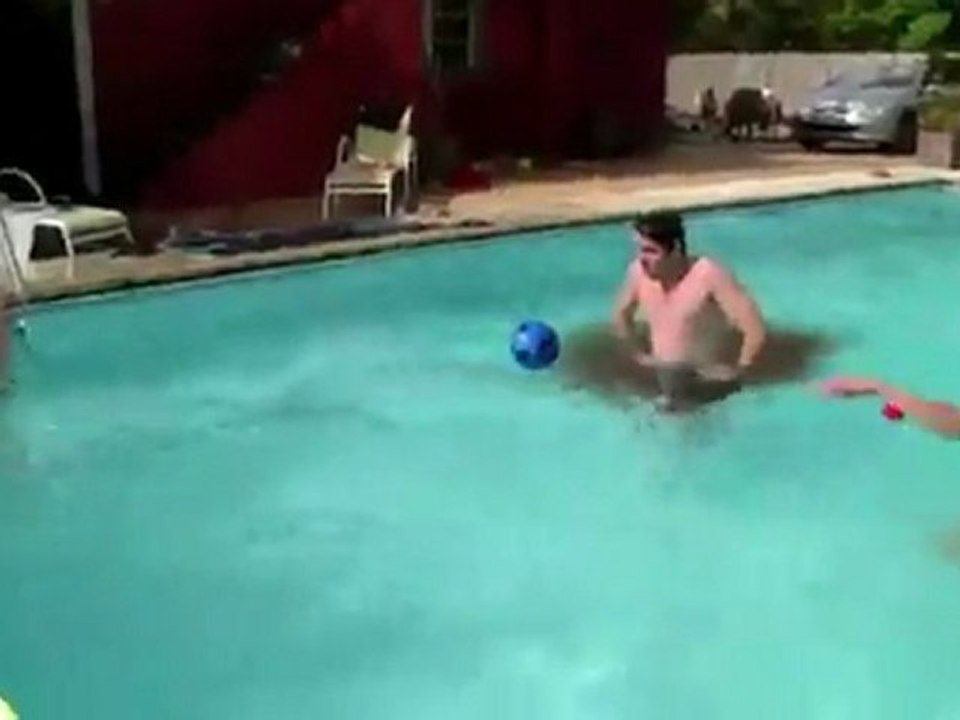 Pet foireux dans une piscine