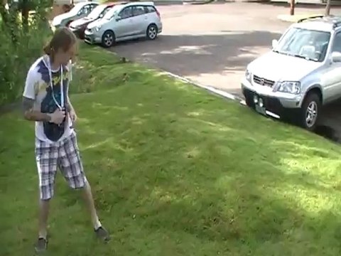 Poche d'eau sous l'herbe du gazon