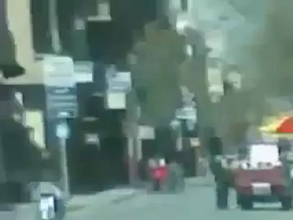 Syria فري برس شبيحة يقتلون شاباً ويسحبونه بالسيارة   الغريب Syria